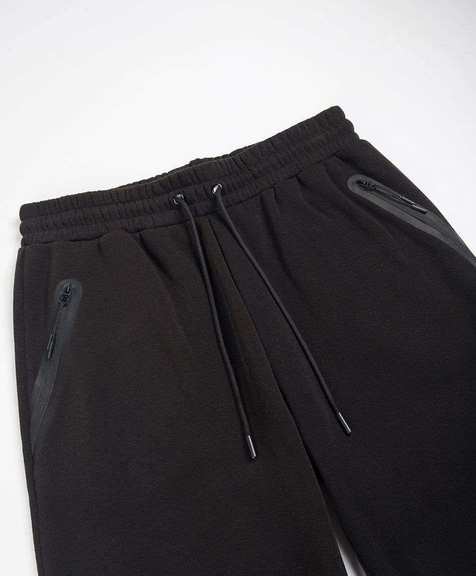 Pantal&oacute;n deportivo hombre negro bolsillos