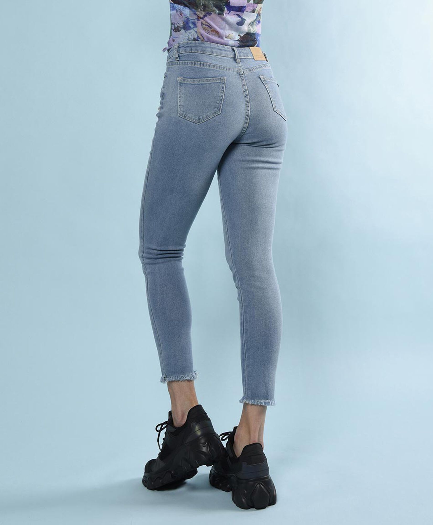 Jeans tiro medio skinny fit Jeans tiro medio skinny fit