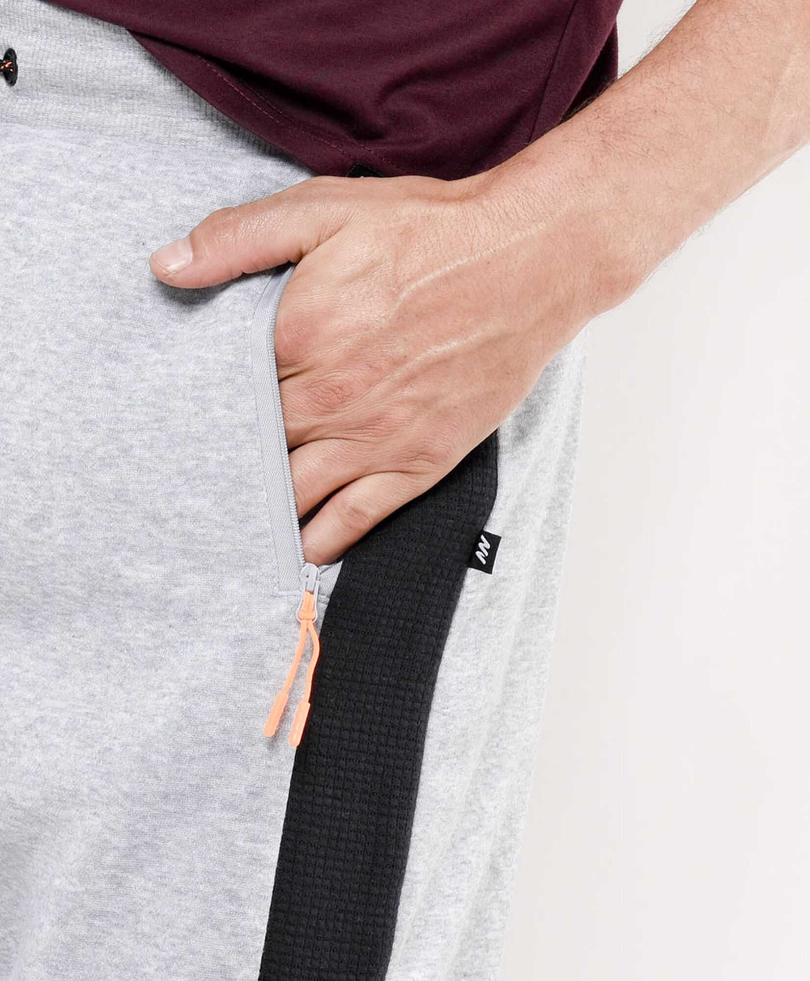 Pantalón deportivo hombre gris línea Pantalón deportivo hombre gris línea