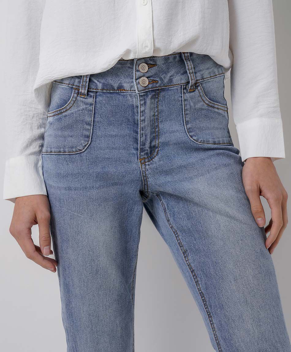 Jeans mujer flare bolsillos peque&ntilde;os