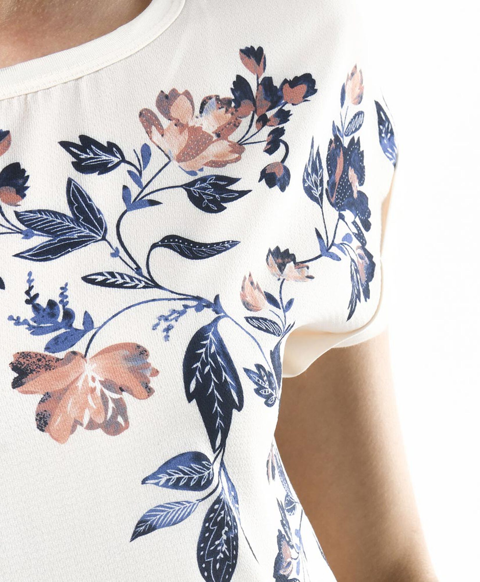 Polera mujer floral mix oversize blanca Polera mujer floral mix oversize blanca