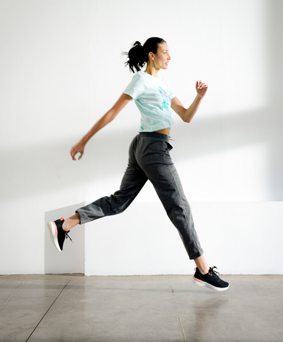 Pantal&oacute;n de buzo mujer b&aacute;sico gris