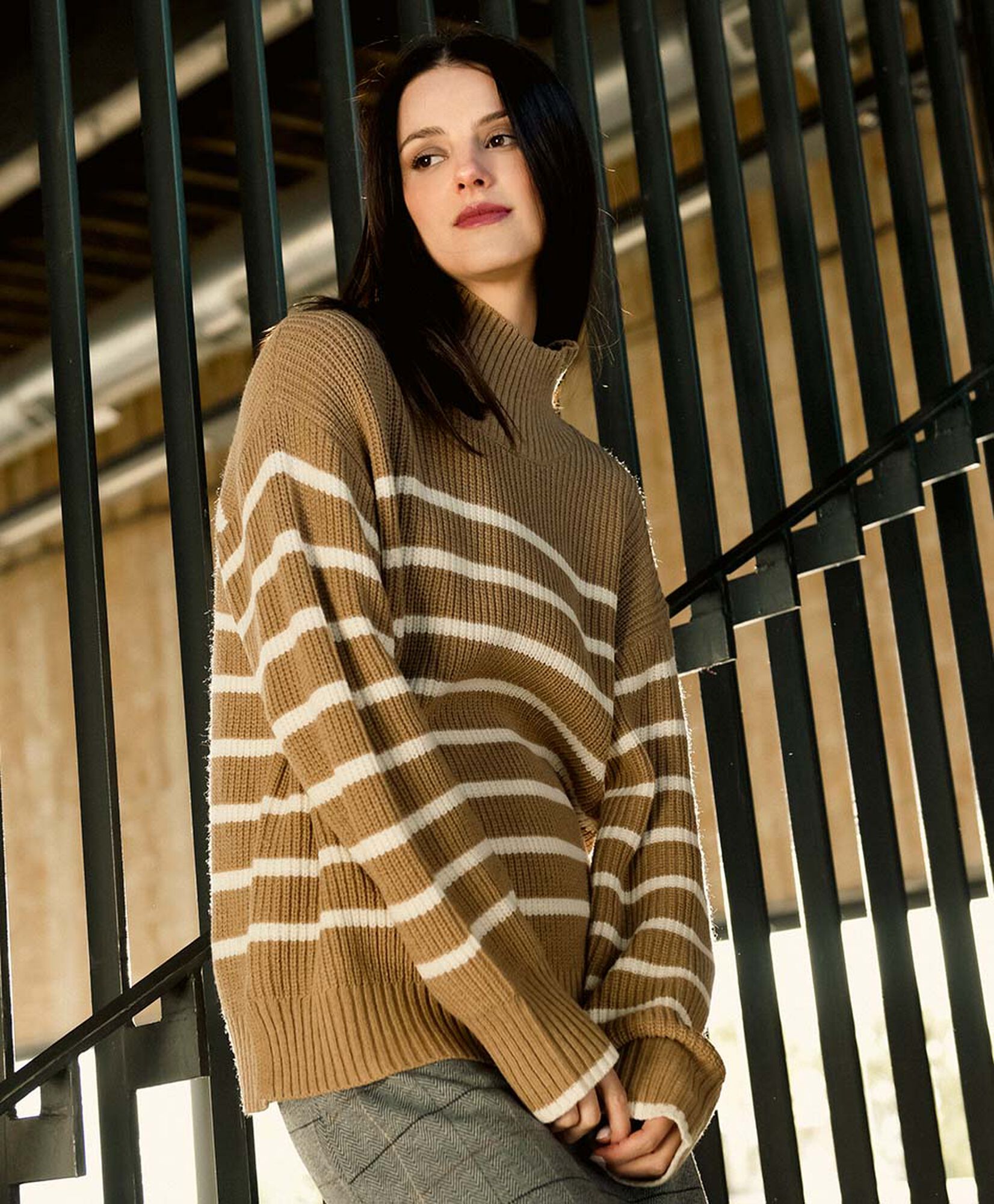 Sweater mujer líneas cuello alto Sweater mujer líneas cuello alto