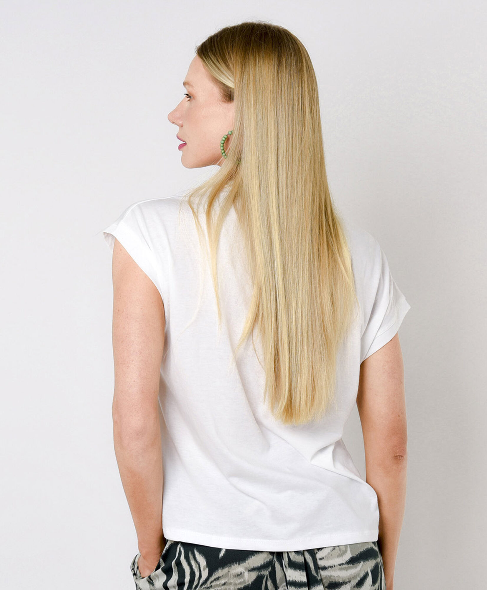 Polera mujer flor bordada Polera mujer flor bordada