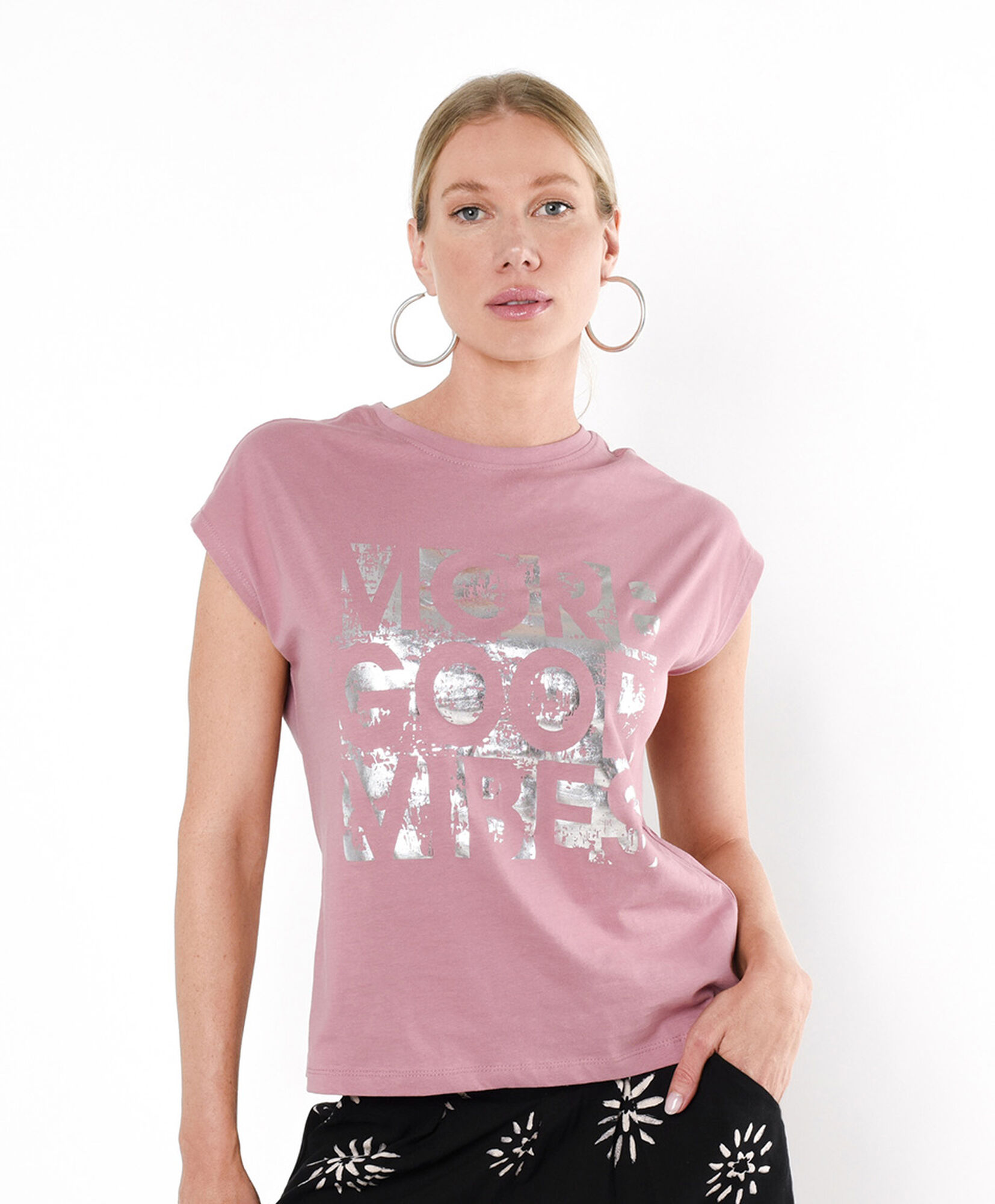 Polera mujer texto brillante rosada Polera mujer texto brillante rosada
