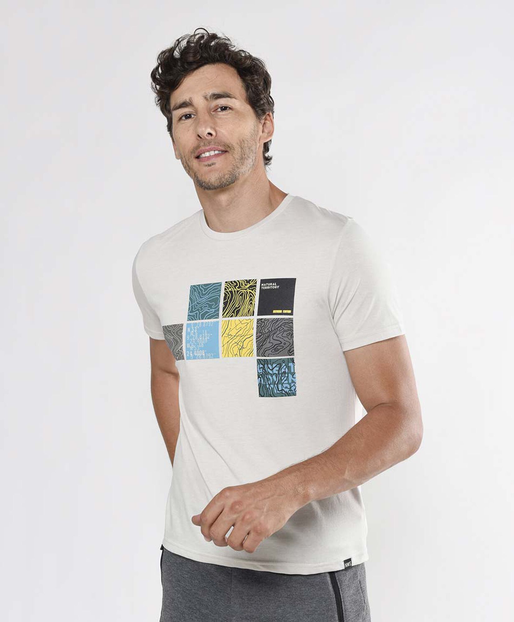 Polera deportiva hombre estampado combinado Polera deportiva hombre estampado combinado