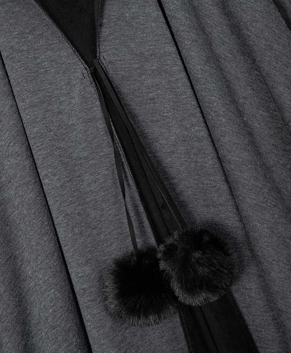 Poncho mujer pompones