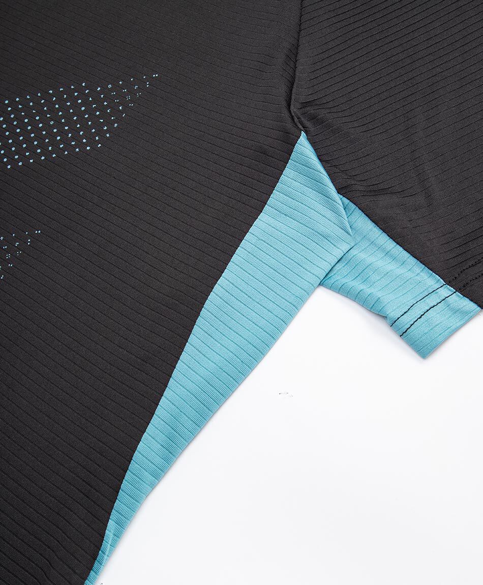 Polera deportiva hombre flechas