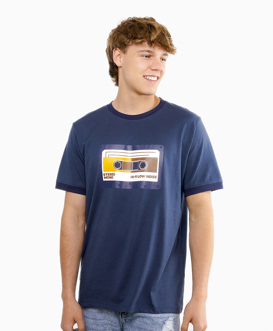Polera hombre estampado cassette