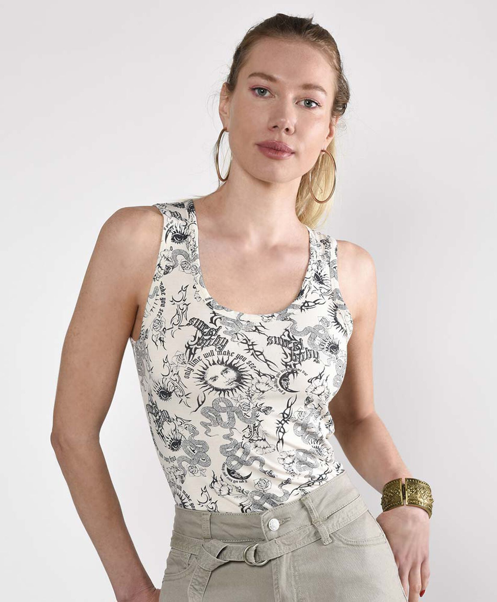 Body ajustado sin mangas cuello redondo Body ajustado sin mangas cuello redondo