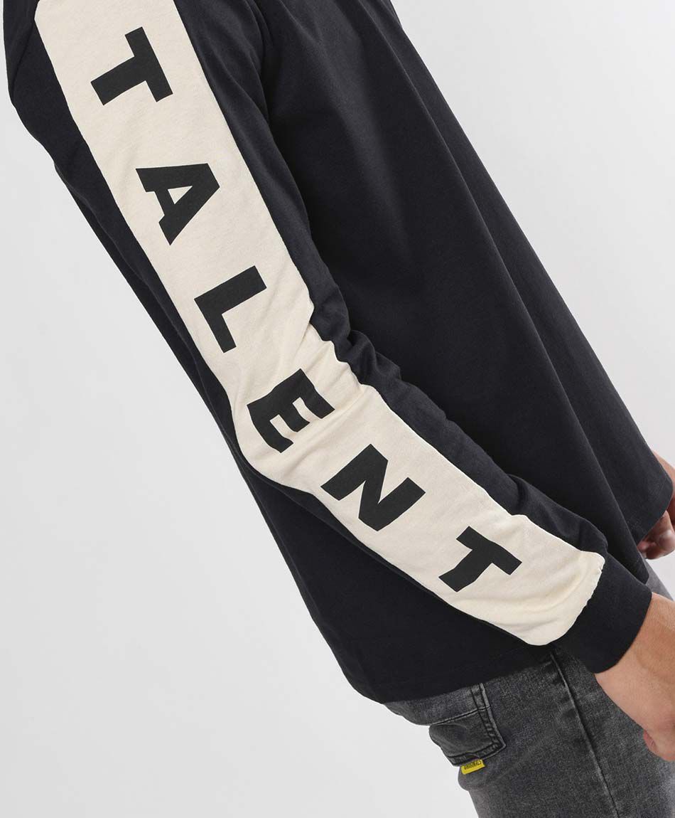 Polera hombre texto en manga