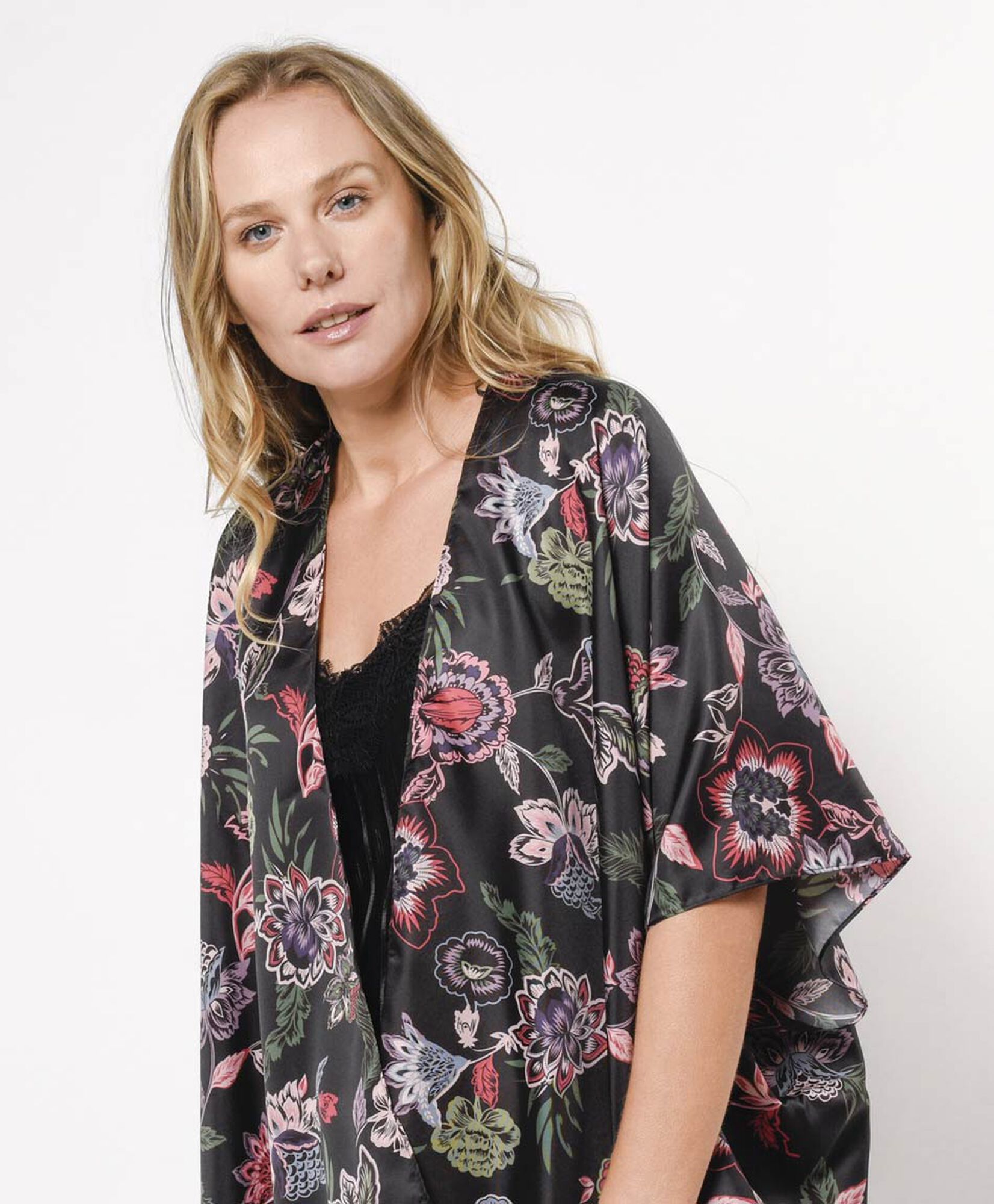 Pareo mujer floreado estilo satín Pareo mujer floreado estilo satín