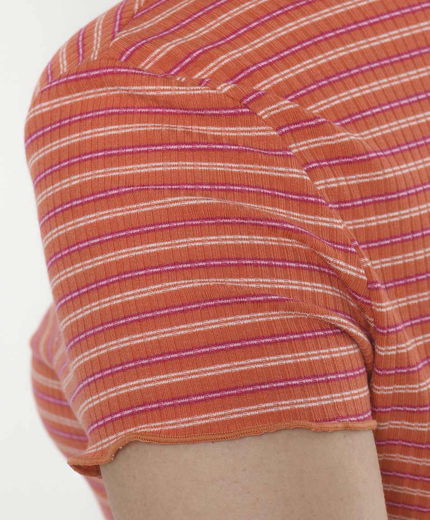 Polera mujer líneas roja Polera mujer líneas roja