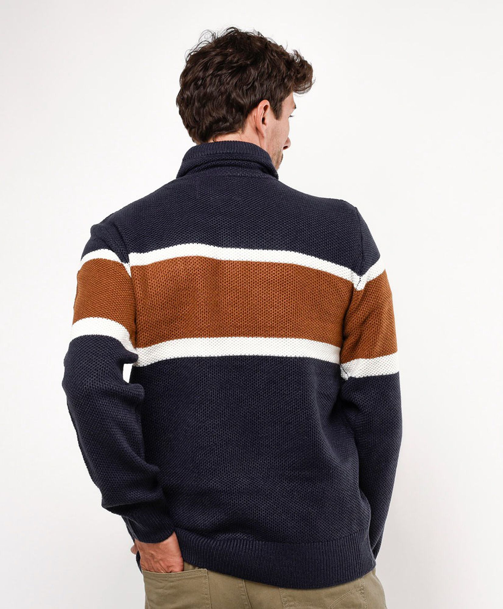 Sweater hombre tricolor cuello cruzado Sweater hombre tricolor cuello cruzado