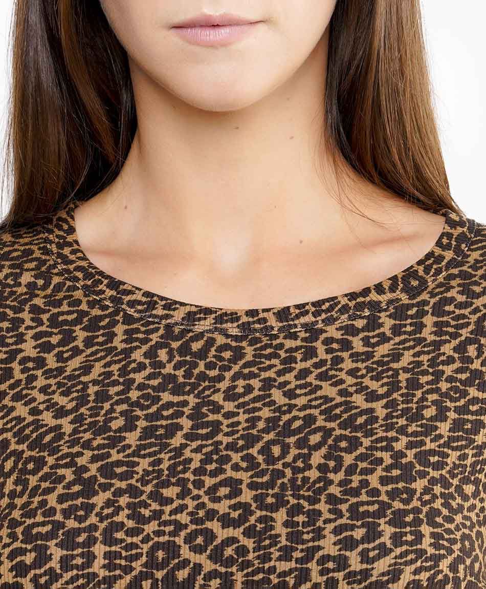 Polera mujer cuello redondo animal print