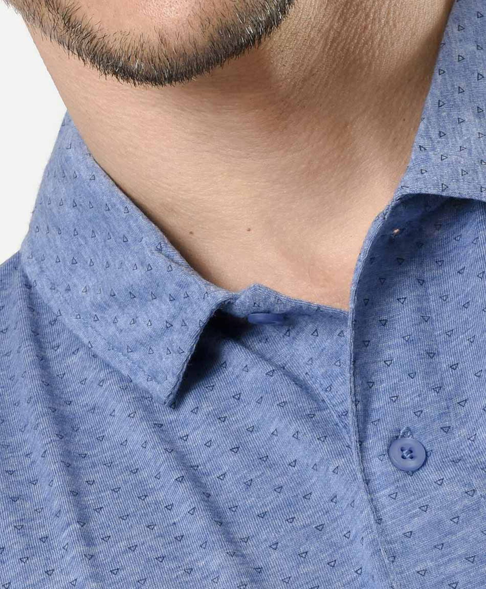 Polera hombre print triángulos cuello piqué Polera hombre print triángulos cuello piqué