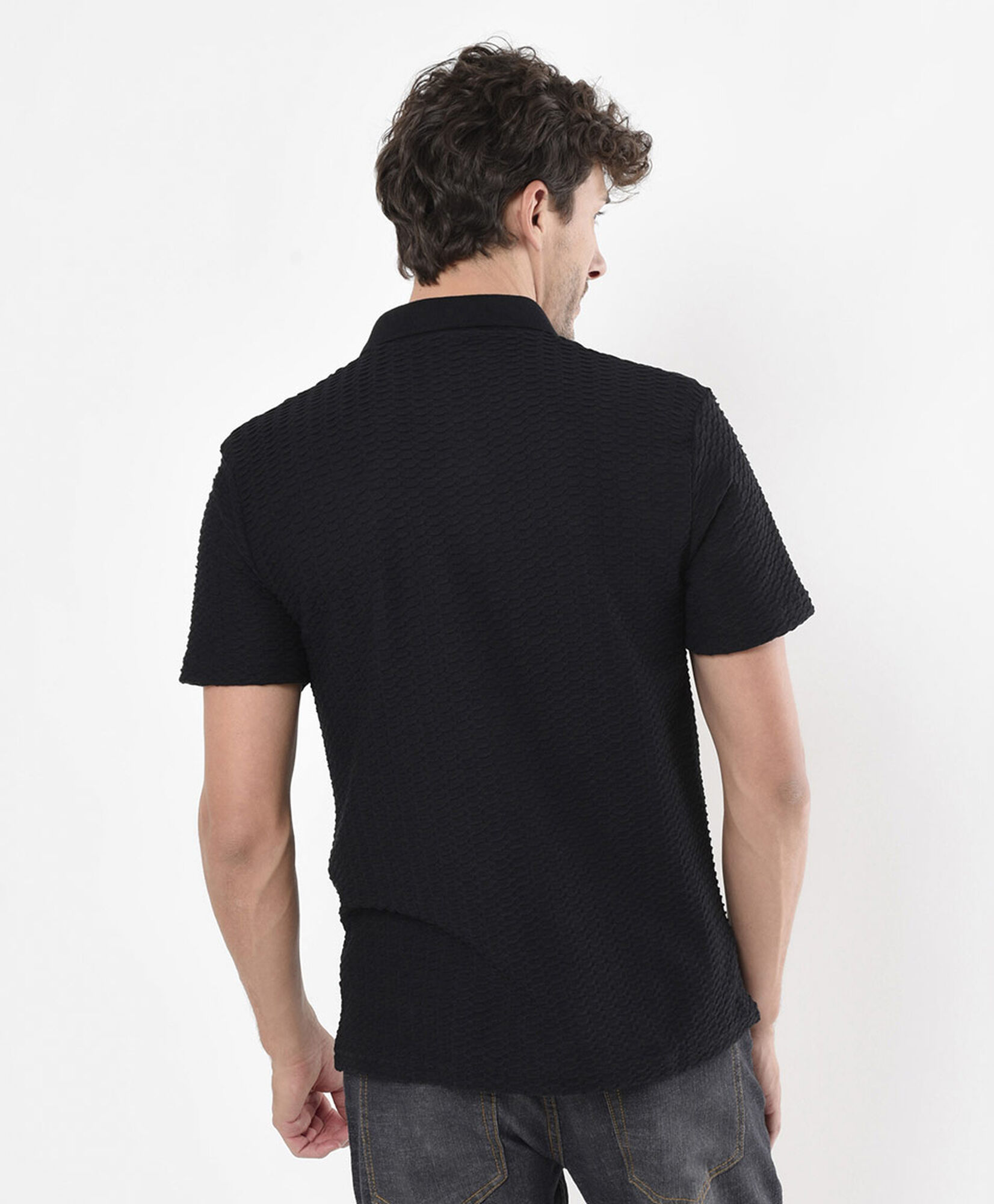 Polera hombre texturizada cuello piqué Polera hombre texturizada cuello piqué