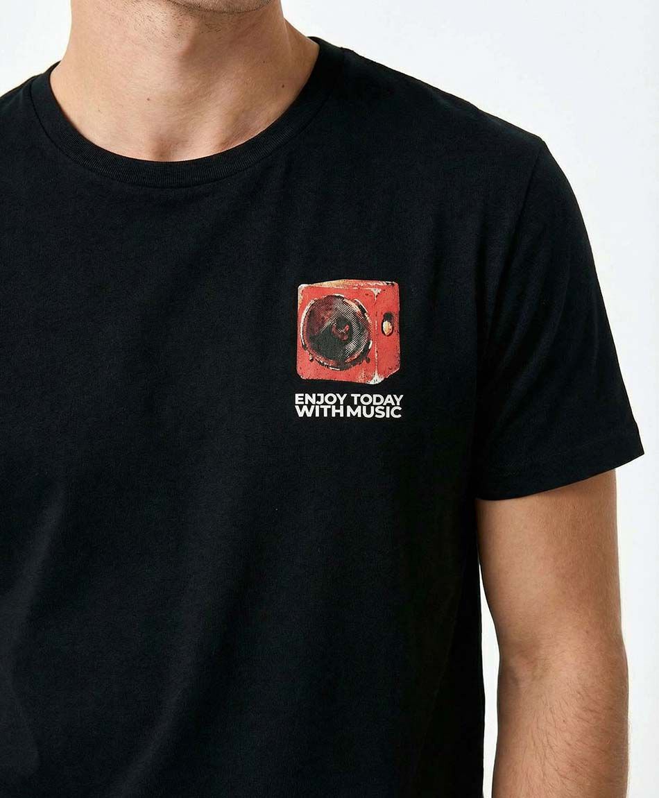 Polera hombre estampado doble enjoy today