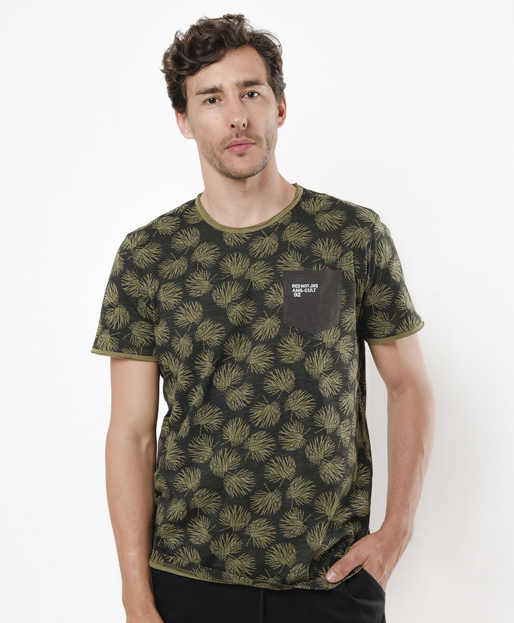 Polera hombre print hojas bolsillo Polera hombre print hojas bolsillo