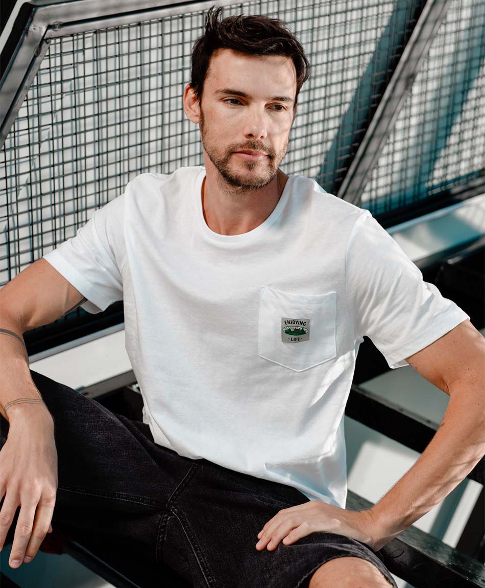 Polera hombre bolsillo parche