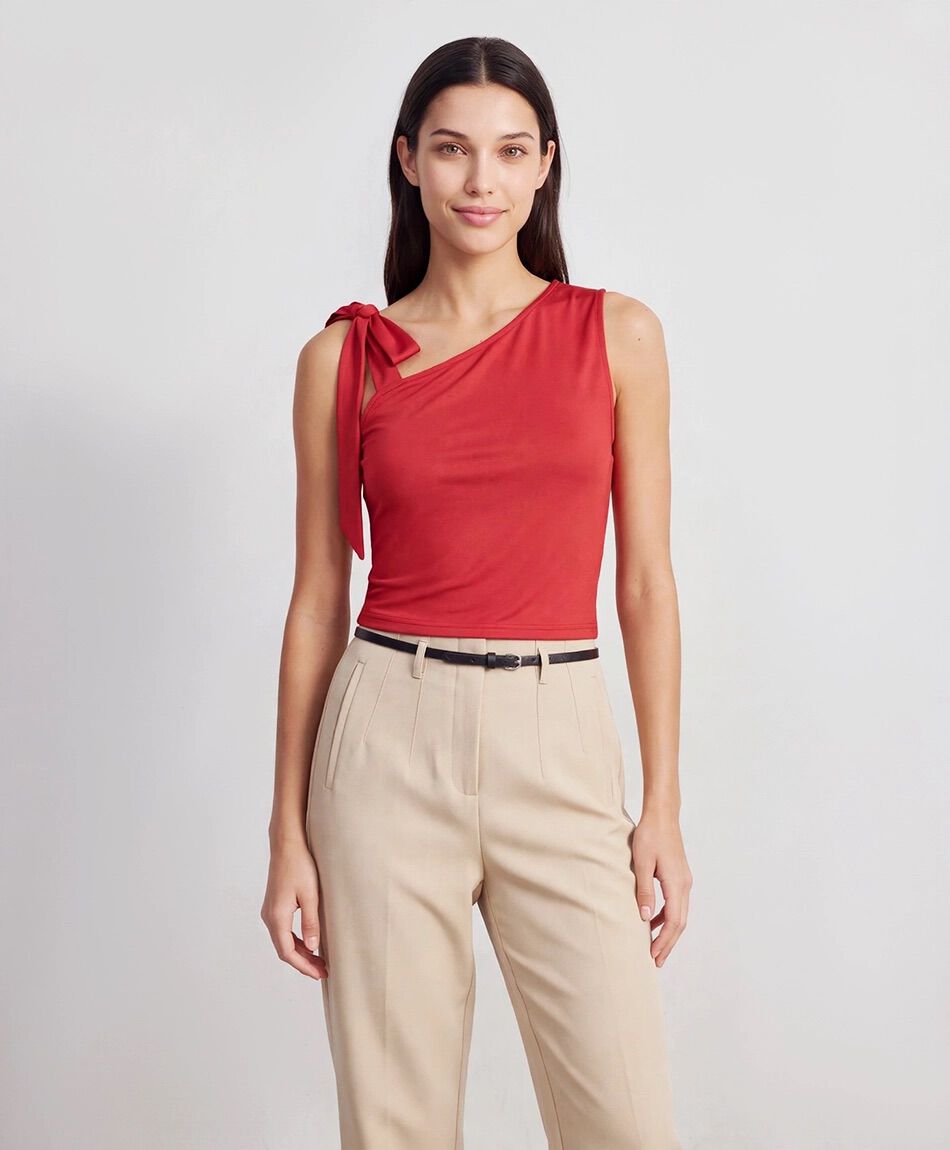 Polera mujer asim&eacute;trica lazo roja