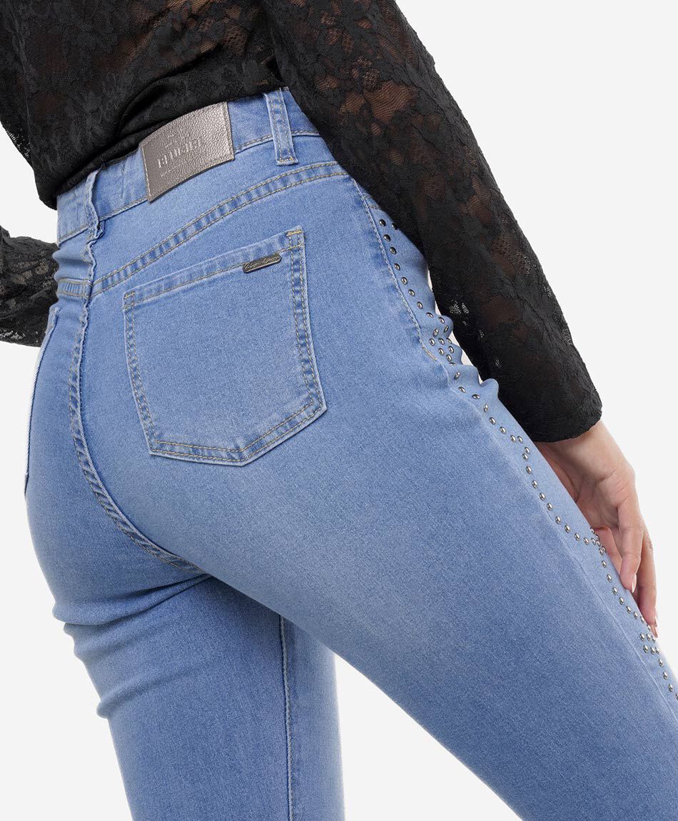 Jeans mujer dise&ntilde;o tachas flare