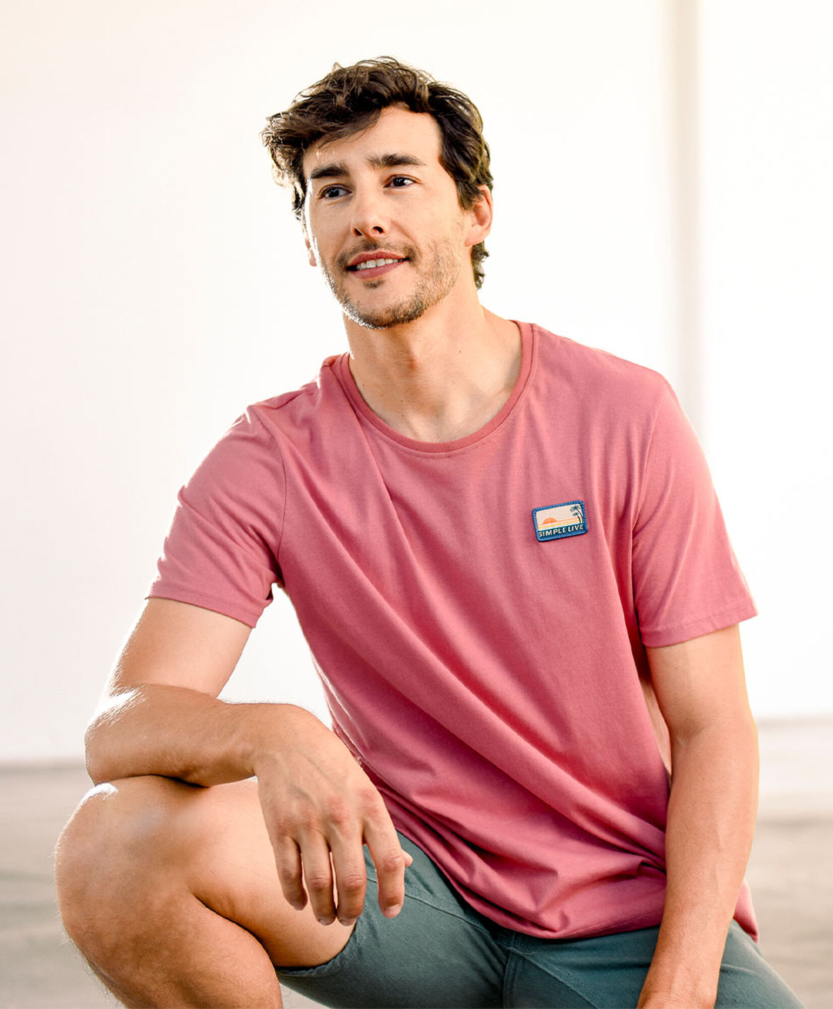 Polera hombre lisa parche simple live Polera hombre lisa parche simple live