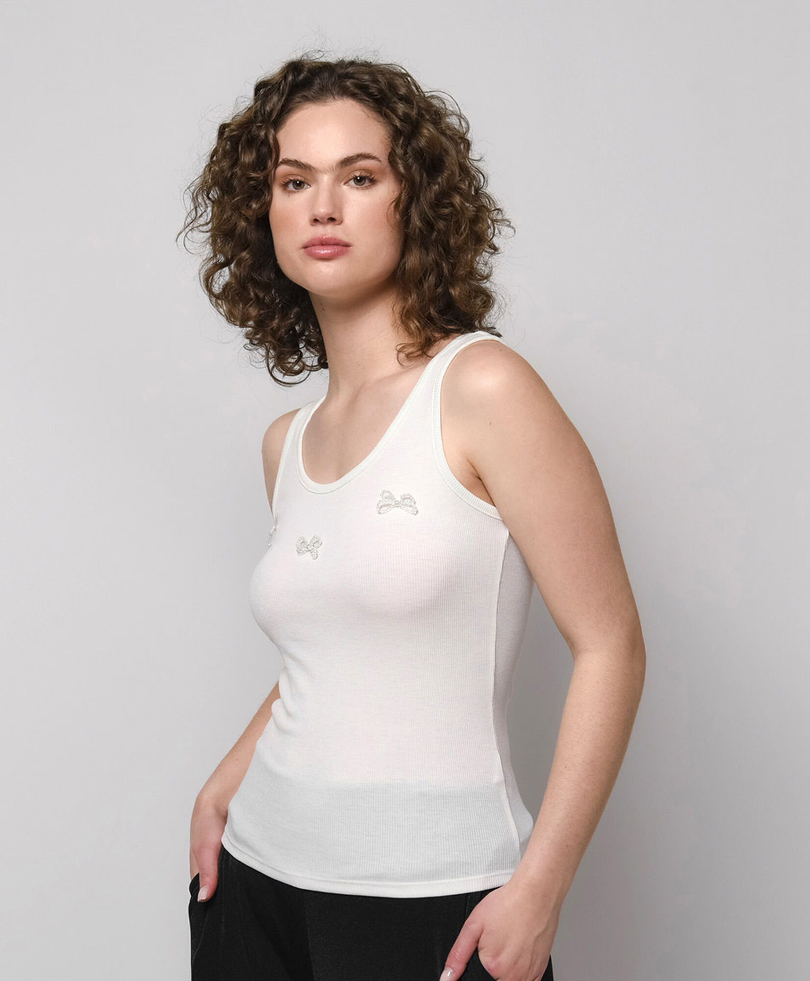 Polera mujer top cintas perlas blanca Polera mujer top cintas perlas blanca