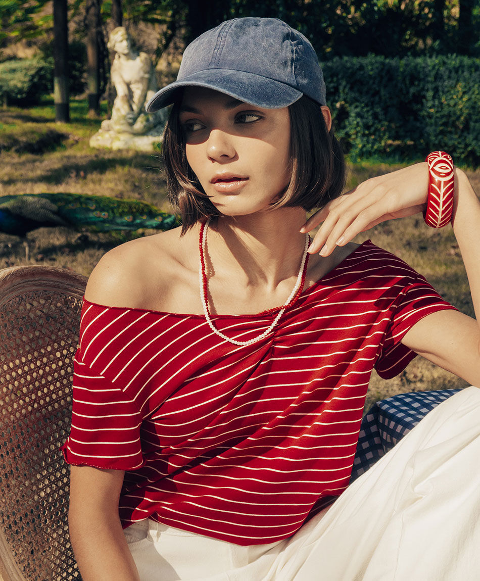 Polera mujer l&iacute;neas cuello v roja