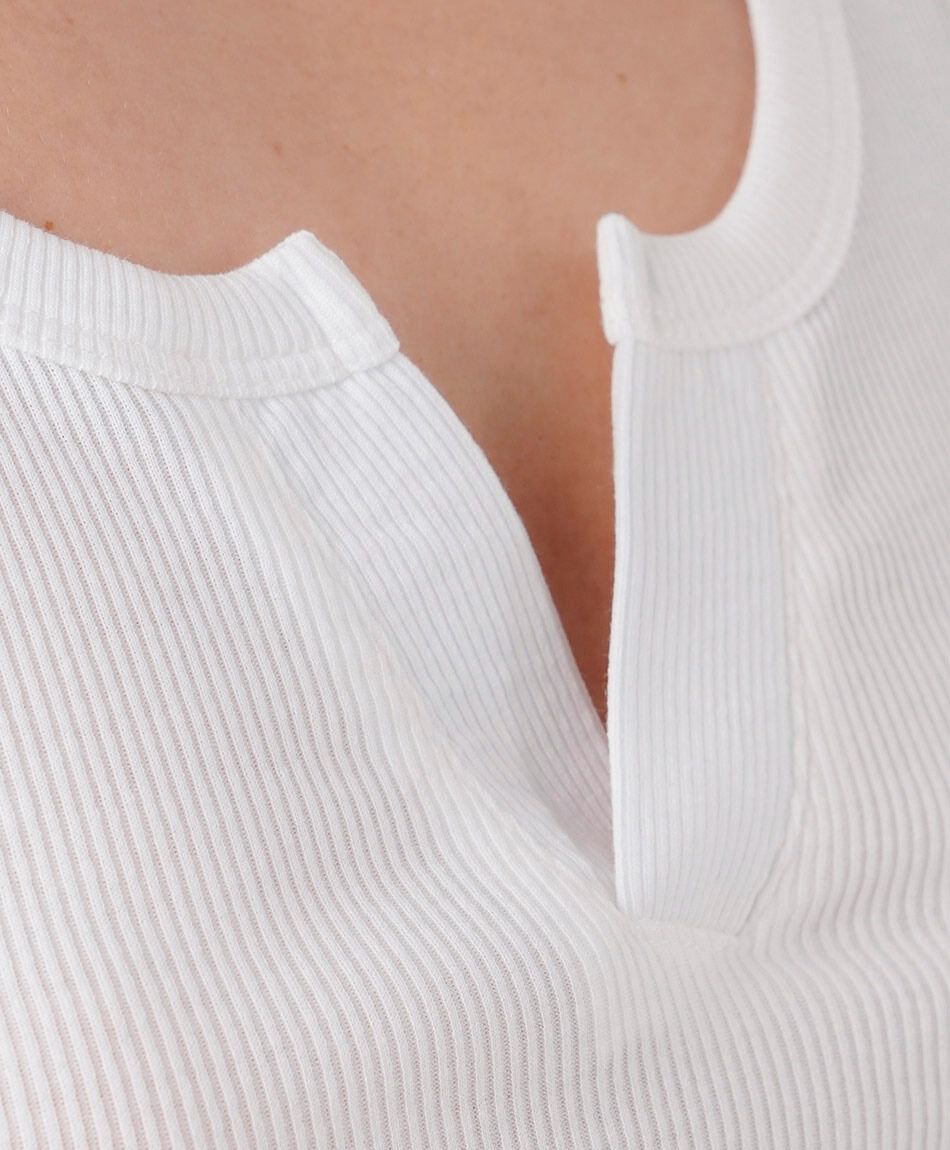 Polera mujer canal&eacute; escote blanca