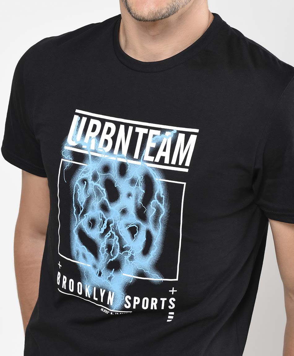 Polera deportiva hombre estampado rayos