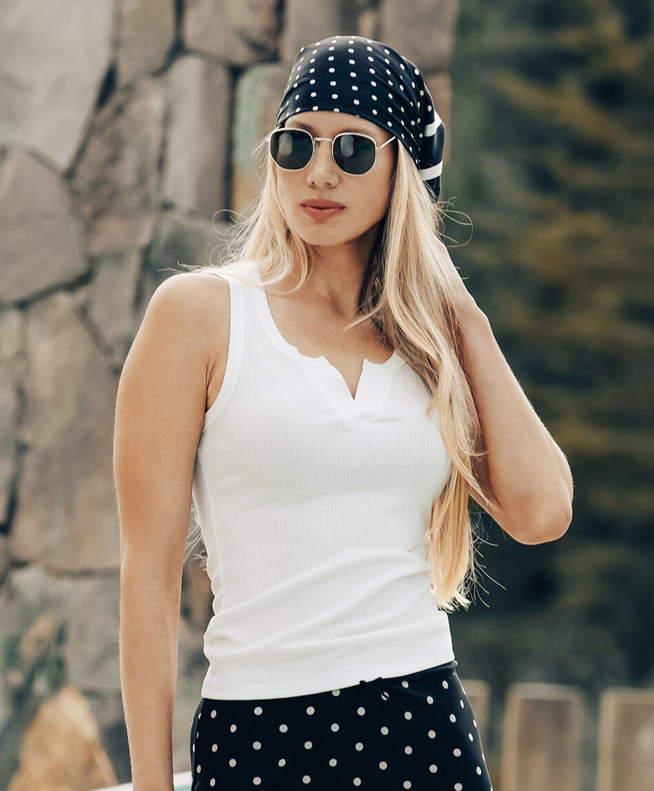 Polera mujer canal&eacute; escote blanca