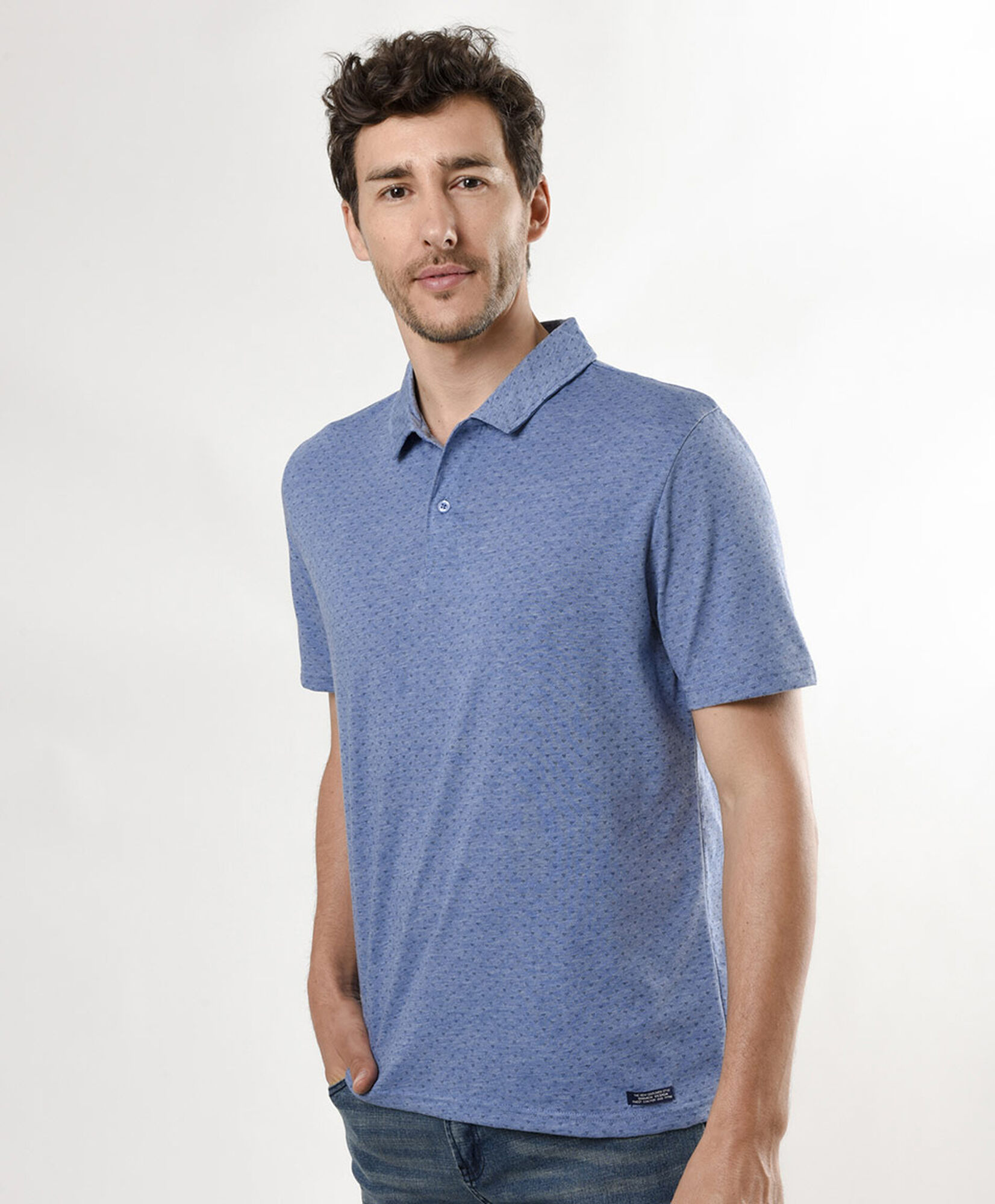 Polera hombre print triángulos cuello piqué Polera hombre print triángulos cuello piqué