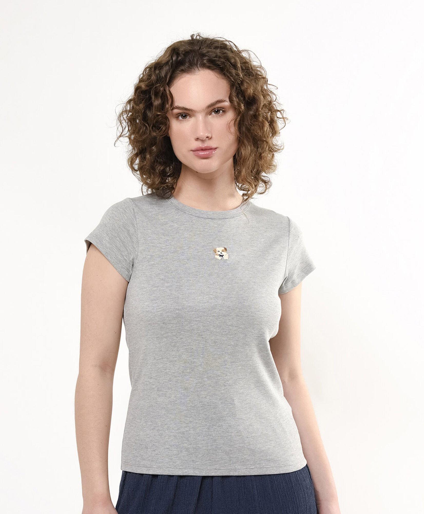 Polera mujer perro bordado Polera mujer perro bordado