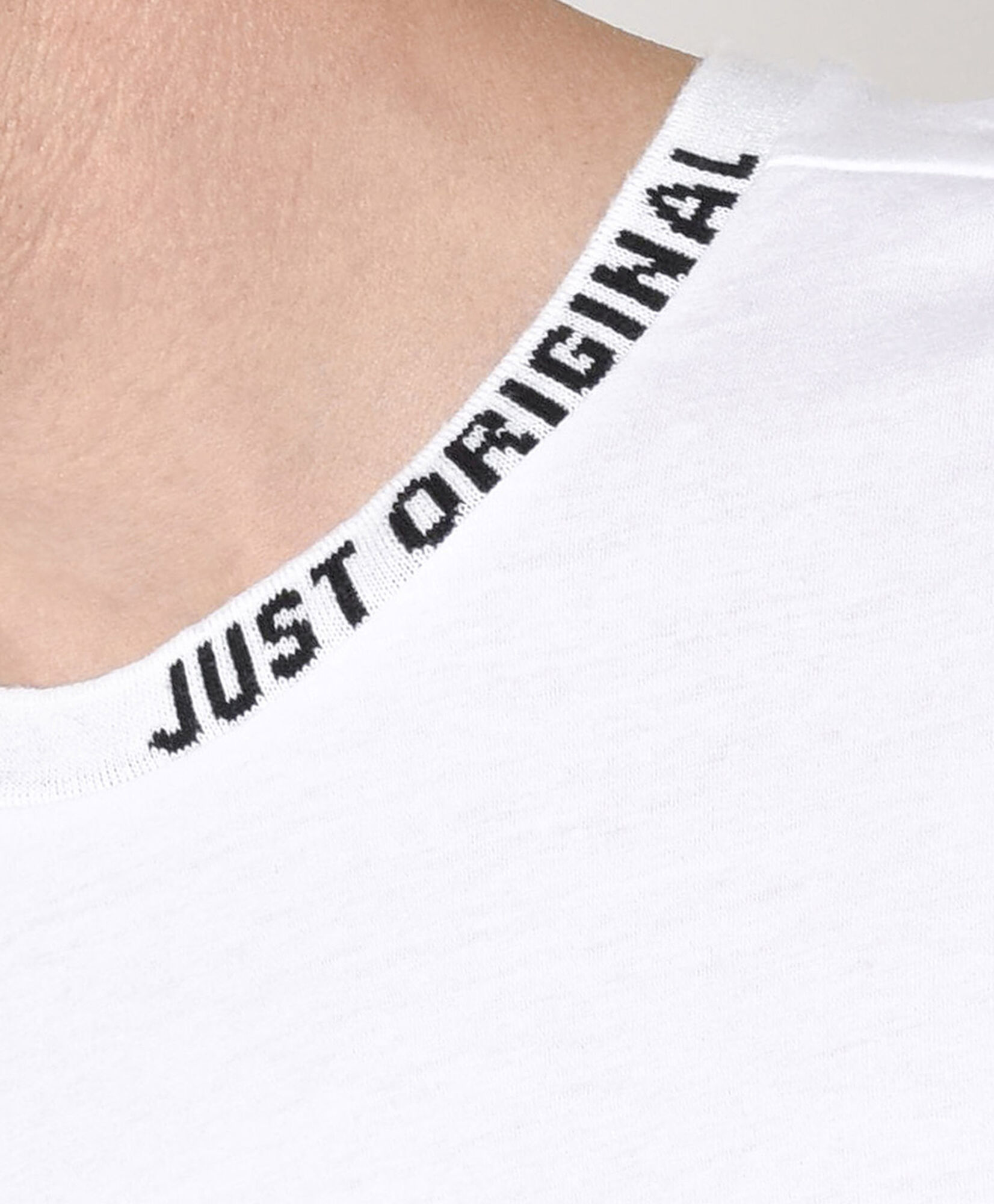 Polera hombre texto cuello Polera hombre texto cuello