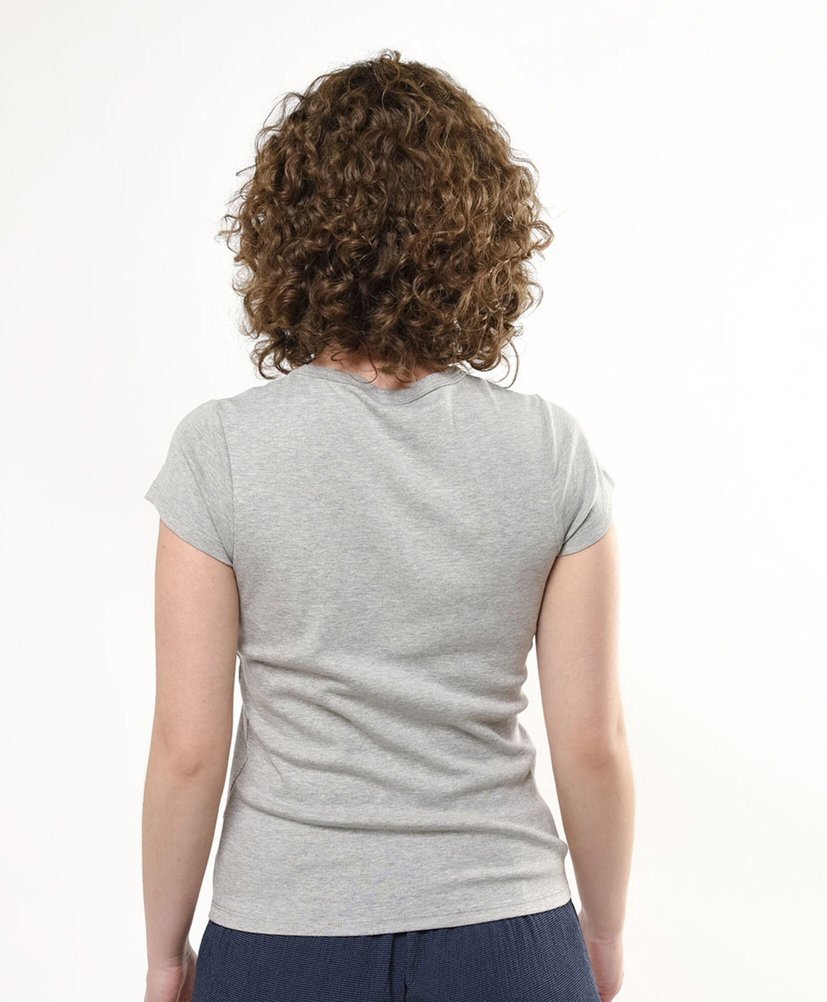 Polera mujer perro bordado Polera mujer perro bordado