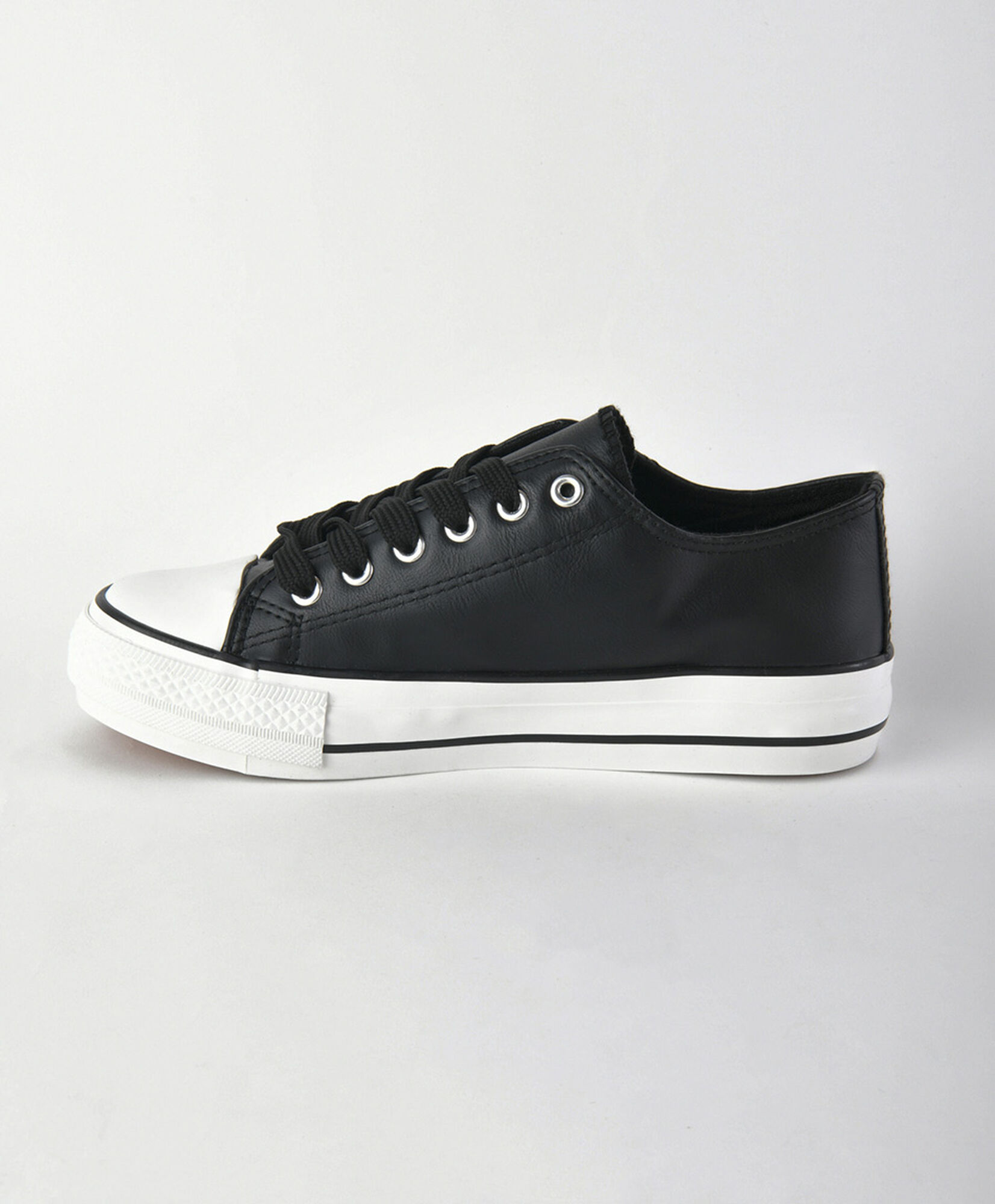 Zapatilla mujer negra estilo cuerina Zapatilla mujer negra estilo cuerina