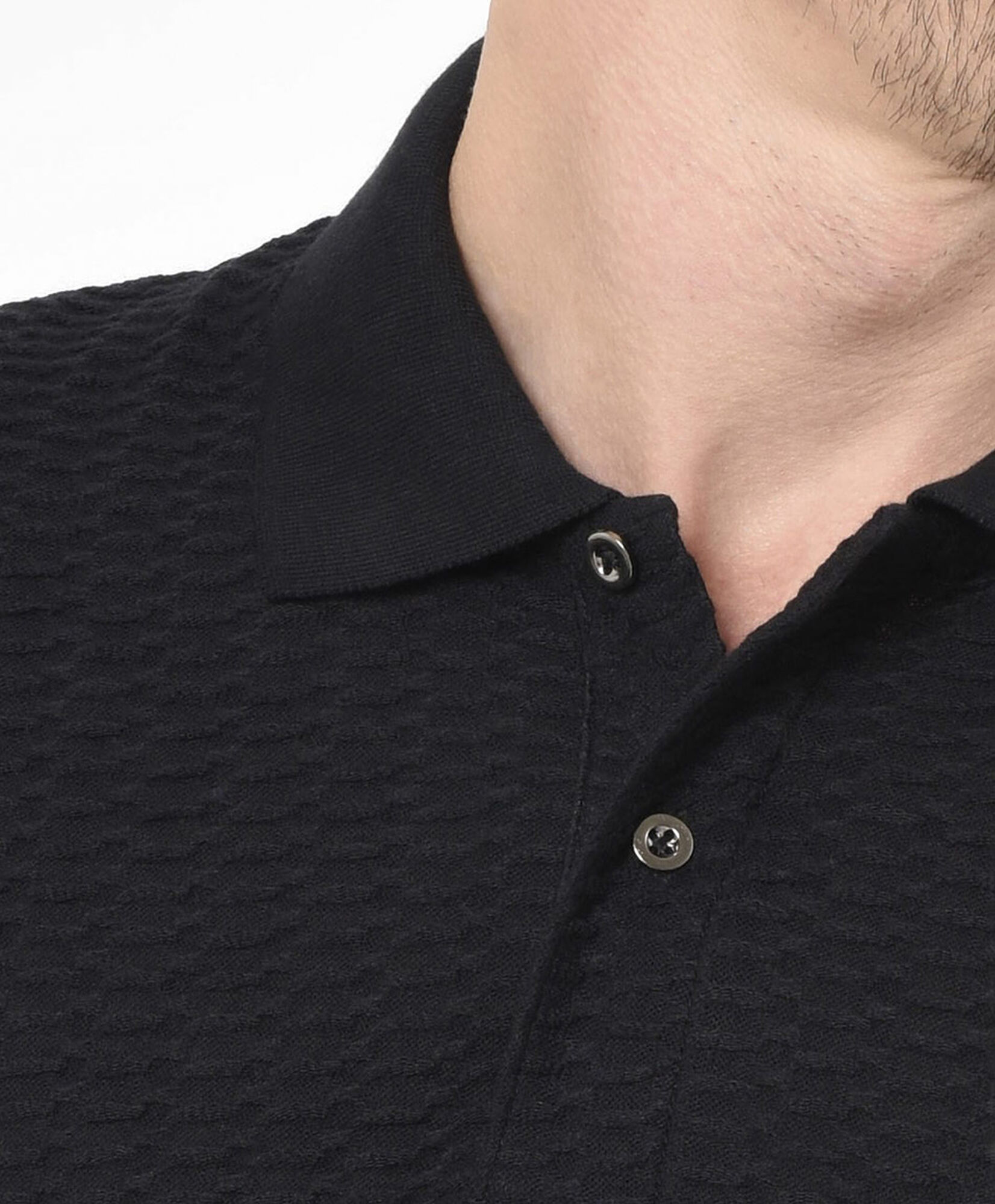Polera hombre texturizada cuello piqué Polera hombre texturizada cuello piqué