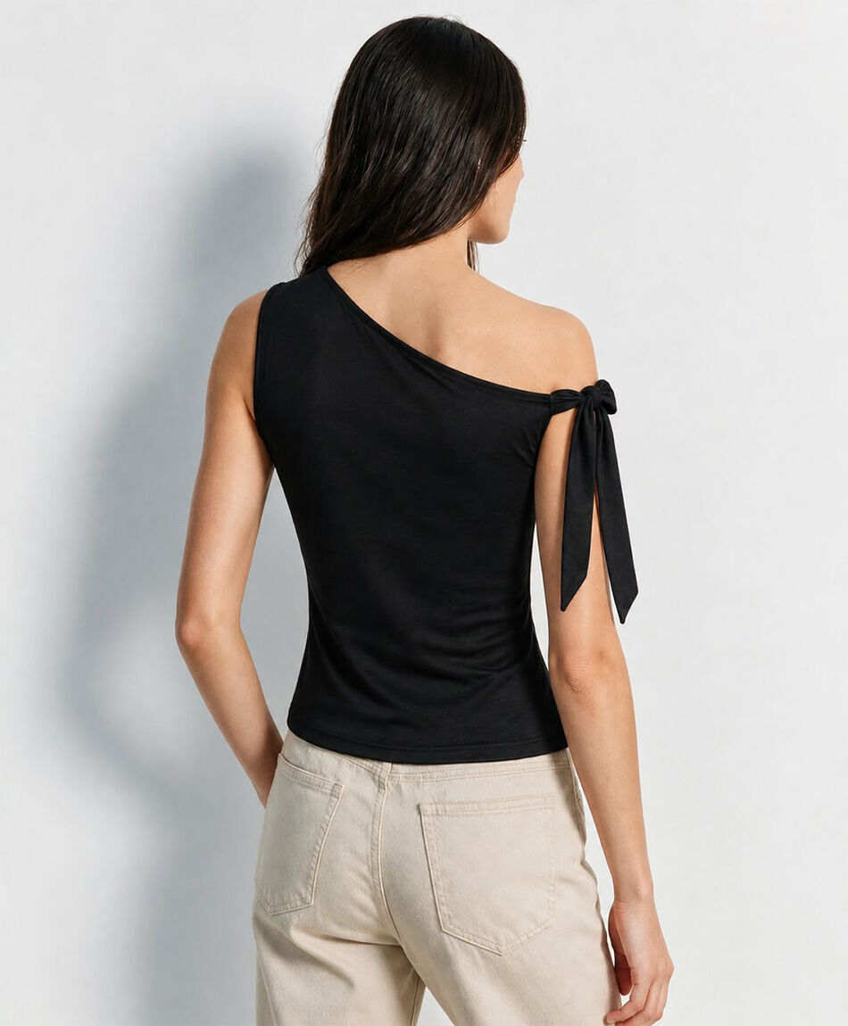 Polera mujer asim&eacute;trica lazo negra