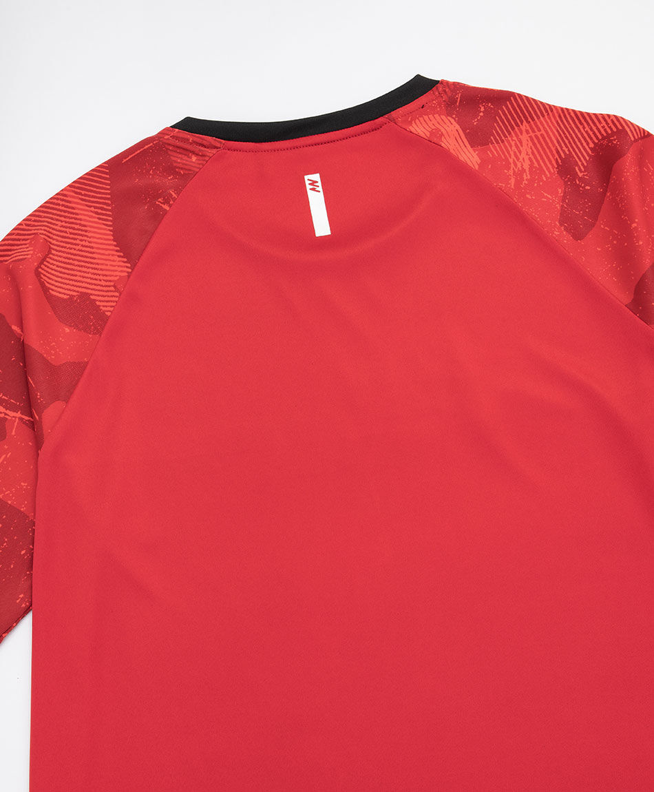 Polera deportiva hombre esencia roja